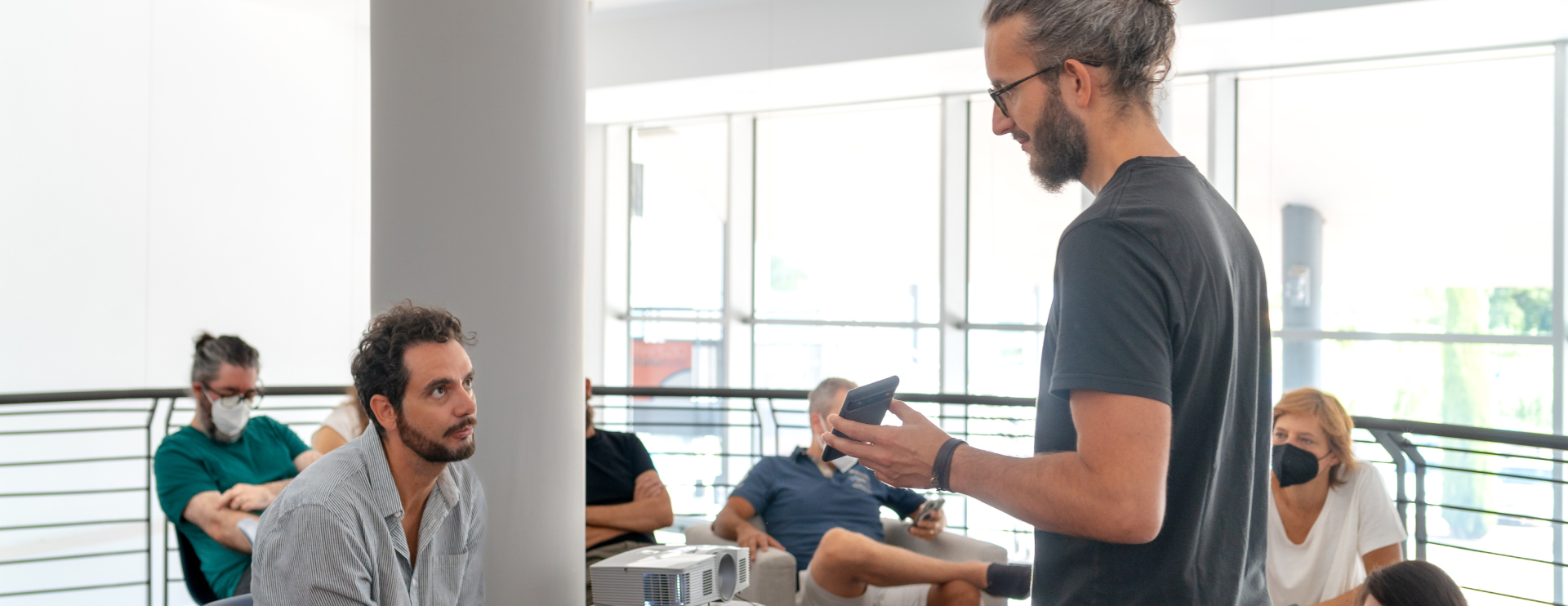 Claudio ascolta Nicolò che parla