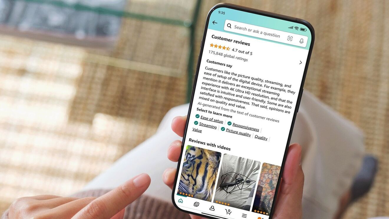 Smartphone con schermata di Amazon che mostra sintesi AI delle recensioni dei clienti con punteggi e tag interattivi sugli aspetti valutati.